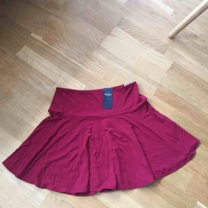  - Kjol från hollister i ”skater”modell. Oanvänd med prislapp kvar, nypris 328 kr. Fin vinröd färg i härligt material. Storlek XS.   Kolla gärna in mina andra annonser!
