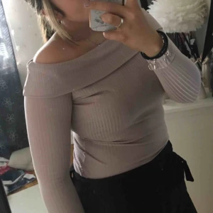 - Superfin rosa off-shoulder tröja! Använd 1-2 ggr, nyskick! Storlek S men passar absolut en M! Ser skrynklig ut då den legat i garderoben ett tag, men syns inte på och det försvinner nog efter en användning!  Frakten är inräknad i priset