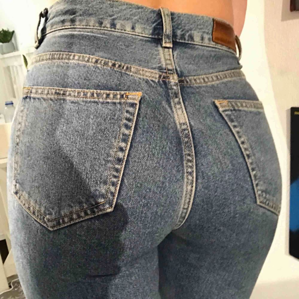 Ett par schyssta mom jeans från Bikbok som är använda cirka 3 gånger alltså är plaggets skick fortfarande bra! Plagget kan fraktas med köparen står för frakten (30kr) jag kan även mötas upp i Lund-området🦋. Jeans & Byxor.