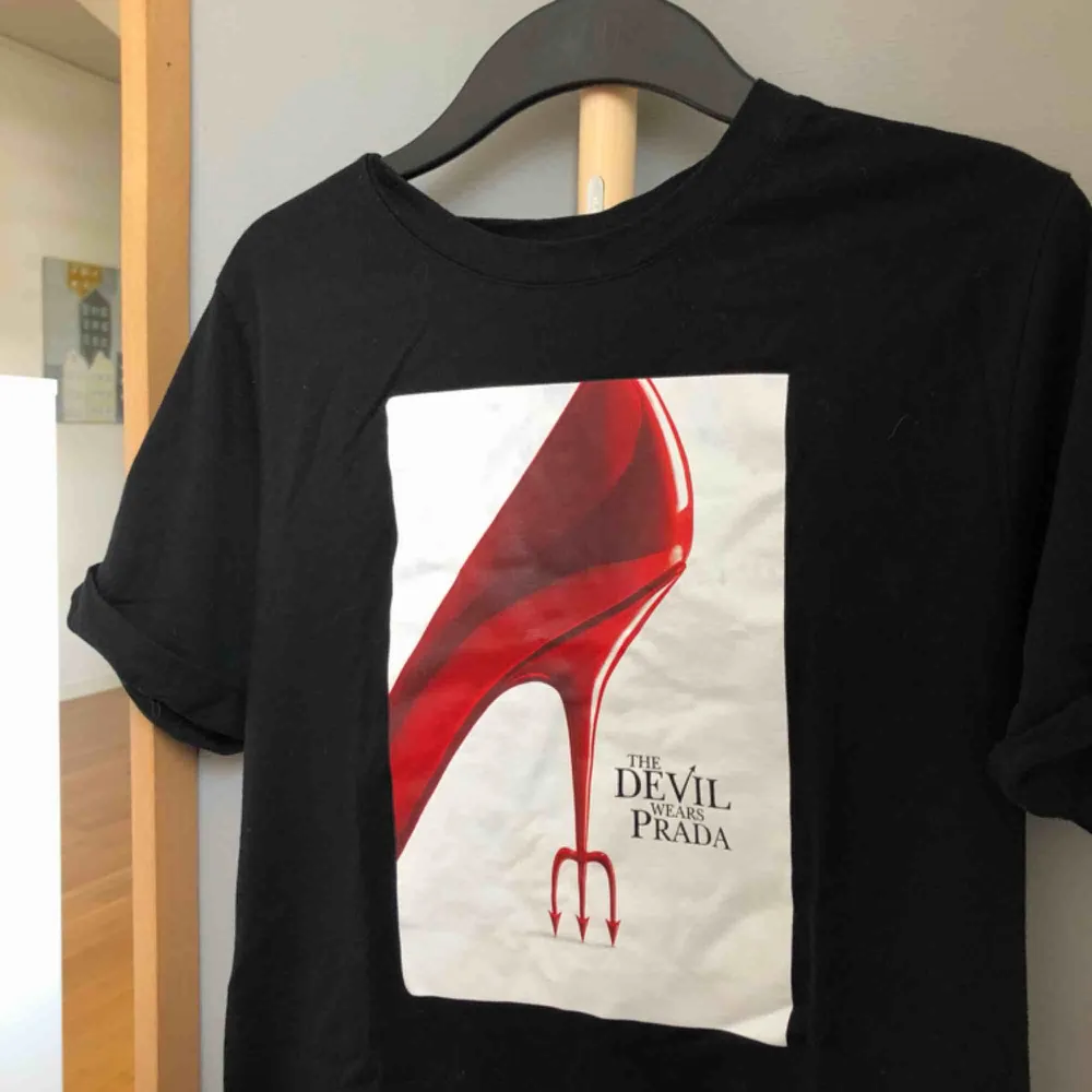 Svart t-shirt med ”The devil wears Prada”-tryck från stradivarius. Storlek XS❤️❤️. T-shirts.