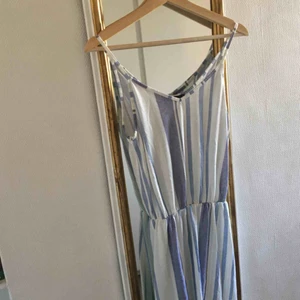 Fin randig klänning! - Jättefin, somrig klänning från bikbok, som tidigare var mycket längre innan jag klippte av så att klänningen går ner till knäna ungefär! Den har inte använts särskilt mycket. Köparen står för frakt :)