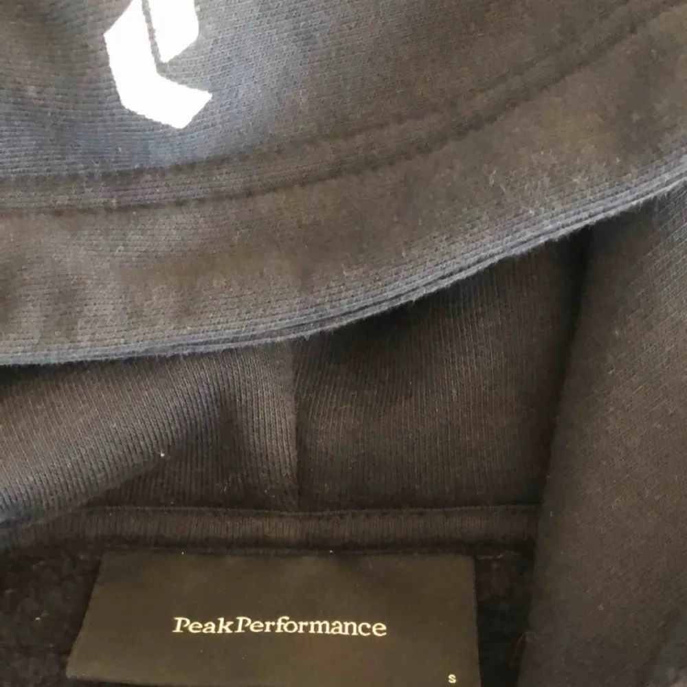Peak Performance zip hoodie, dam marinblå bra skick. . Hoodies.