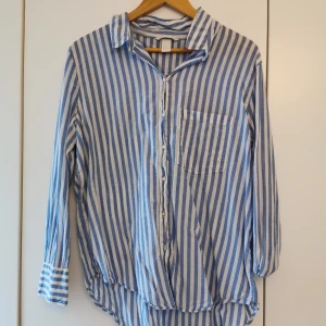  - Ljusblå vit skjorta. Härlig! 