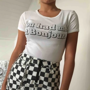  - Super snygg vit T-shirt från Gina Tricot i storlek XS i ny skick. Passar bra på dig som bär XS eller S. Kan mötas upp i Lund eller så står du som köpare för frakten❤️