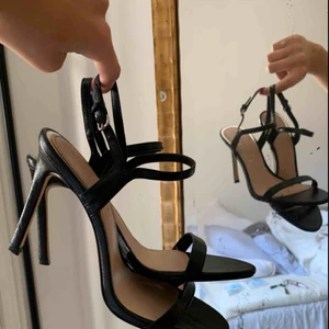  - Skitsnygga klackar från zara! Endast använda en gång. Står 39 i skon men passar mig bra som har 38. Frakt tillkommer. 