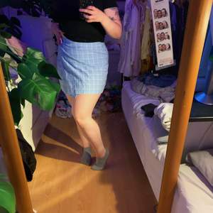 ljusblå miniskirt som är inköpt på second hand i Lettland! 🌷 den är en wrapskirt med både knapp och ett litet kardborrespänne. strl på kjolen är 44, men fungerar på mig som är strl 40 ❤️ köparen står för frakten, vilket ligger på 30 kronor!