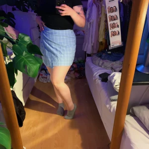 babyblå miniskirt - ljusblå miniskirt som är inköpt på second hand i Lettland! 🌷 den är en wrapskirt med både knapp och ett litet kardborrespänne. strl på kjolen är 44, men fungerar på mig som är strl 40 ❤️ köparen står för frakten, vilket ligger på 30 kronor!