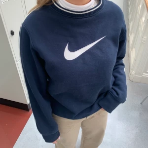 nike sweatshirt - sweatshirt köpt på humana för några månader sen! jag är 170cm lång och väger runt 65kg, jag passar i storleken medium.                          startbudet ligger på 150kr och budgivningen håller på i en vecka alltså till torsdag den 10 september 23:59! vill du buda så gör det i kommentarerna!💕