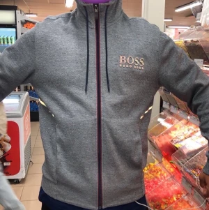 Hugo boss zip up - Storlek M Nyskick 10/10 1800 nypris 900kr