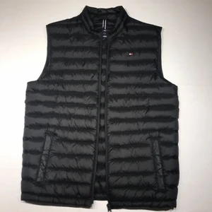 Tommy Hilfiger väst - En ny väst från Tommy Hilfiger endast testad. Storlek S herr men passar alla kön.