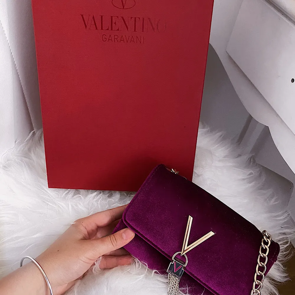 Säljer min äkta Valentino väska, köp den för 1 månad sen. Köpare stor för frakten 😊. Väskor.