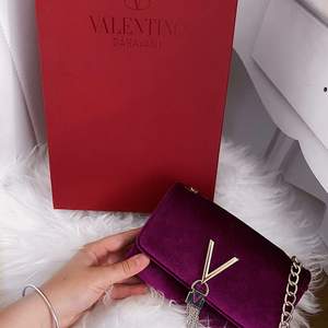 Säljer min äkta Valentino väska, köp den för 1 månad sen. Köpare stor för frakten 😊