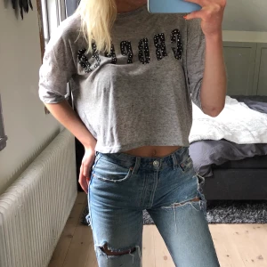 Grå croppad topp m tryck - Från mango, står ”croppad” på bröstet 