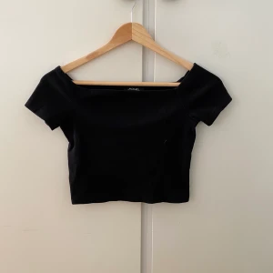 Monki tröja - En cuute svart Tröja från Monki. Använt några gånger. But still in a good condition. Ribbad plagg. Om plagget ovan hittar ett nytt hem kan jag mötas upp i Uppsala eller så står köparen för frakten :))