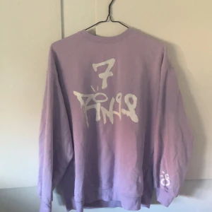 Lila Ariana Grande tröja  - Köpt på H&M. andvänt ett fåtal gånger men annars i väldigt fint skick☺️