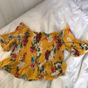 Gul sommar topp - Säljer denna jätte söta topp ifrån Gina Tricot, pris: 30kr + frakt
