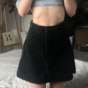 Monki A-line jeanskjol - Svart A-line jeanskjol från monki. Aldrig använd! Storlek 34/XS. Ordinarie pris 250kr✨ 