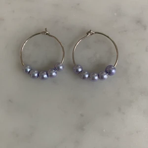 Homemade - Ett par ringar med lila pärlor i. Kostar 15 kronor och 10 i frakt💕 