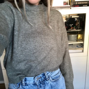 Stickad tröja - Stickad grå/grön tröja från hm som inte riktigt kommit till användning, supermysig och skönt material! XS men skulle säga att den är mer XS-M då den passar mig bra som är S/M✨