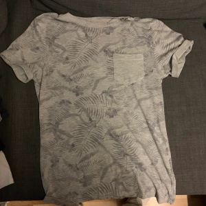 T-shirt - Enkel T-shirt lite sommarfeeling 