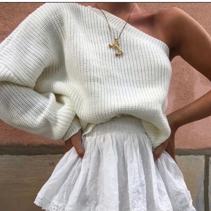 Säljer denna jätte snygga tröjan från by Anastasia, den är använd ca 2 gånger så den är i nyskick☺️ !! Eftersom så många är intresserade så är det budgivning i kommentarerna, obs varje bud måste höjas med 10 kr och frakten ligger på 63 budgivningen avslutat imorgon kväll 4/9!!!💕💕. Huvtröjor & Träningströjor.