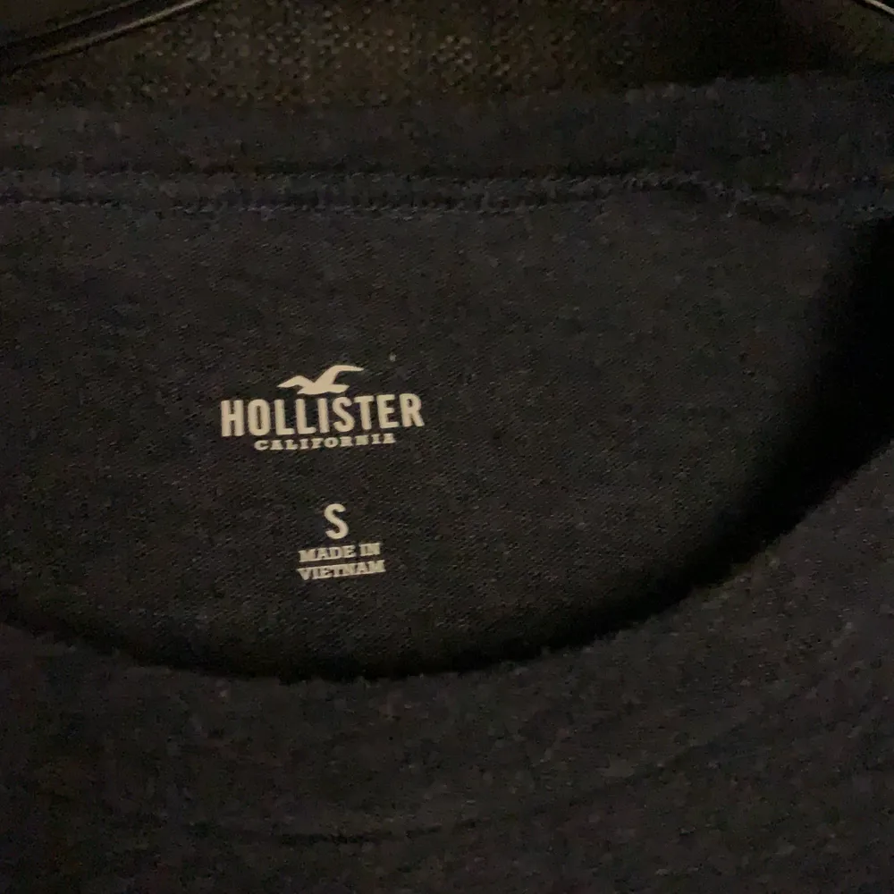Mörk blå Hollister T-shirt. T-shirts.
