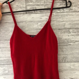 Rött linne från BrandyMelville - Jätte fint ribbstickat linne från BrandyMelville. Nästan oanvänd så jätte fint med bra kvalitet. Storlek One size men skulle säga att den passar XS/S💞