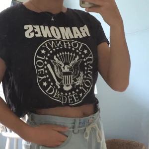 Croppad T-shirt - En snygg croppad T-shirt från H&M i storlek XS, men passar mig som vanligtvis är S. Frakt ingår inte i priset