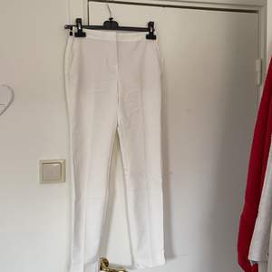 Säljer mina vita kostymbyxor från Zara då dom inte passar mig. Aldrig använda - prislappen är kvar. Köparen står för frakt alt. möts upp i Linköping. 