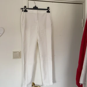 Kostymbyxor - ZARA - Säljer mina vita kostymbyxor från Zara då dom inte passar mig. Aldrig använda - prislappen är kvar. Köparen står för frakt alt. möts upp i Linköping. 