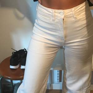 Fina jeans från H&M. Jeansens modell är väldigt vida o korta (jag är 162). Använt de endast 2 gånger. Köparen står för frakten😊