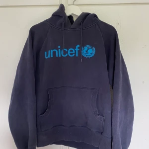 Vintage UNICEF hoodie - Super mysig vintage hoodie med unicef tryck på! Väldigt bra skick och säljer pga inte min stil längre❣️ Storleken står på S men är lite större på mig som har S så skulle säga att den även passar M/L☺️ Skriv om mer bilder önskas! 