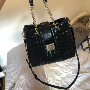 Väska Zara vintage-stil - Svart väska från zara i vintage-stil. Gulddetaljer. Avtagbar axelrem. Frakt 77 kr.