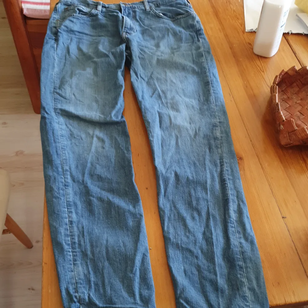 Ett par lee jeans Austin köpta på carlings i kalmar för 800kr dags att sälja dom, dom är lite påsiga nertill. Jeans & Byxor.