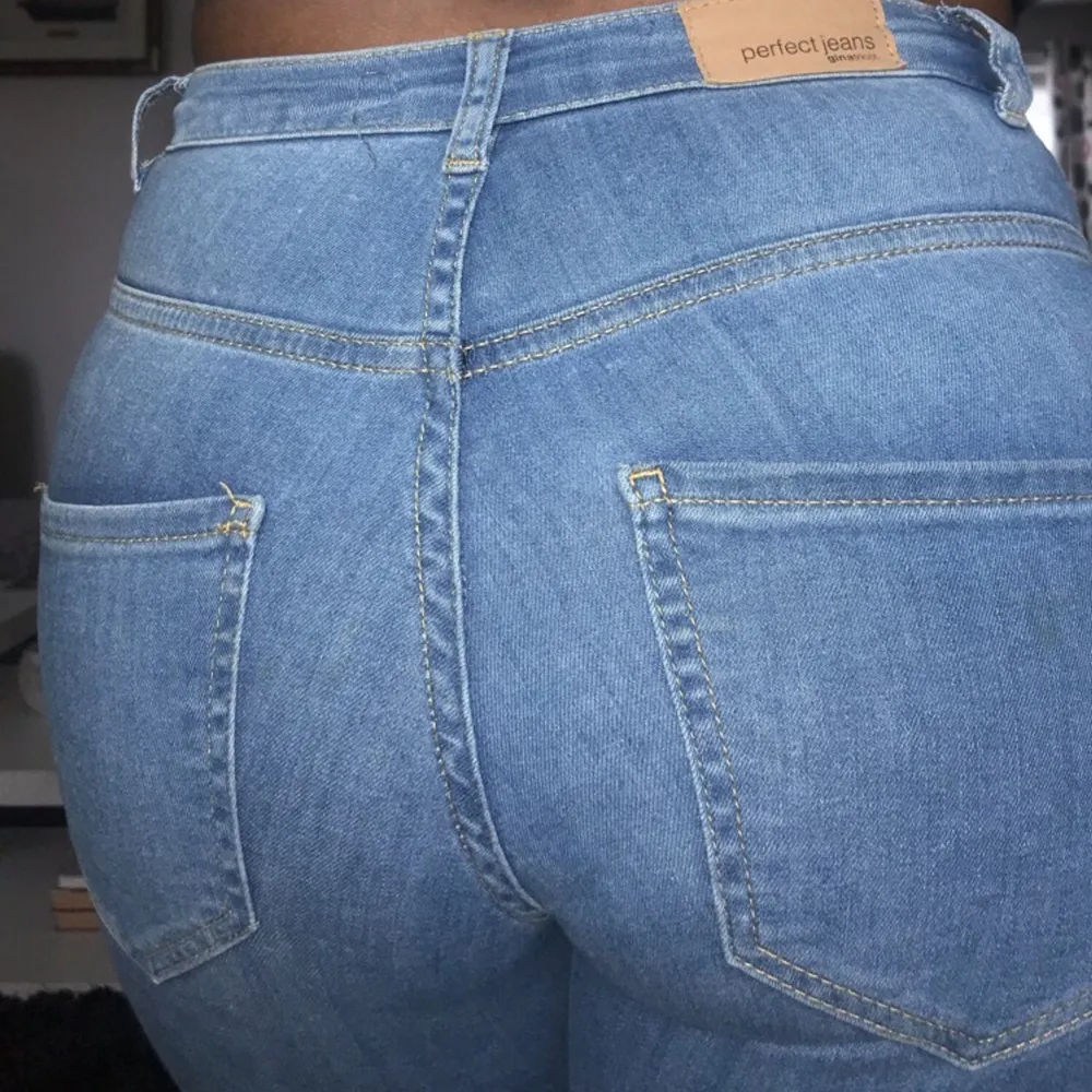 •Ett par jeansbyxor från Ginatricot ,i strl Xs.      •Använda men i fint skick!                                   •Endast 90kr + frakt!! 🔥. Jeans & Byxor.