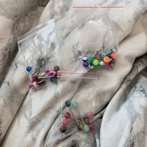 Oanvända tungpiercingar - 10 kronor påse eller alla för 25. Kom ihåg att alltid koka dom innan användning