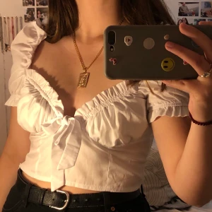 underbar blus - Underbar blus köpt ifrån NAKD🤍 sitter fint & skönt på både mage, armar samt byst! tyvärr är den för stor vid bysten för mig och hoppas därför att någon annan kan få njuta av denna skönheten :3 köptes för 349kr, använd max 3 gånger. Frakt tillkommer på 22-44kr