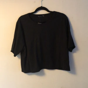 Croppad t-shirt - Croppad t-stort från boohoo. Aldrig använd, prislappen kvar. Skickar gärna men köparen betalar frakten. 