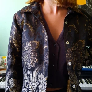 Svart skjorta med guldiga broderingar - Köpt i Köpenhamn för några år sedan. Coola broderingar, en tidigare favorit!