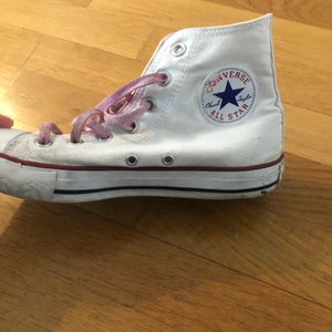 All star converse strl 39  - Säljer min convers då jag inte använder dom längre ⚡️ Dom är i storlek 39 och har rosa skosnören som jag skaffat själv 😃 På bilden är de smutsig och om som säljs ska jag sorklart tvätta dom 🥰