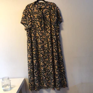 Klänning  - Helt ny, aldrig använd klänning med knyte i halsen/nacken. Skickar gärna men köparen betalar frakten 