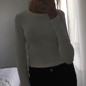 Vit tröja, Gina tricot S - Superfin enkel tröja från gina tricot, endast använd en gång därav så är den i fint skick! Finns inte längre på hemsidan. Säljes då jag inte tycker att den passar mig💖 60 kronor + frakt 59 kronor. Priset kan  diskuteras!