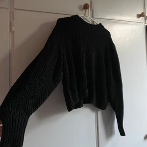 Stickad sweatshirt - Superfin sweatshirt i ett tjockare stickat material från Monki som inte kommer till användning. Endast använd vid några tillfällen, så i väldigt fint skick! Lite croppad med en oversize fit🤯 frakten är spårbar och går på 55kr🤼‍♂️