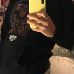 stranger things hoodie - Stranger things hoodie från pull & bear i väldigt fint skick. (Storlek S, men passar mig, har vanligtvis M, men också XS) 