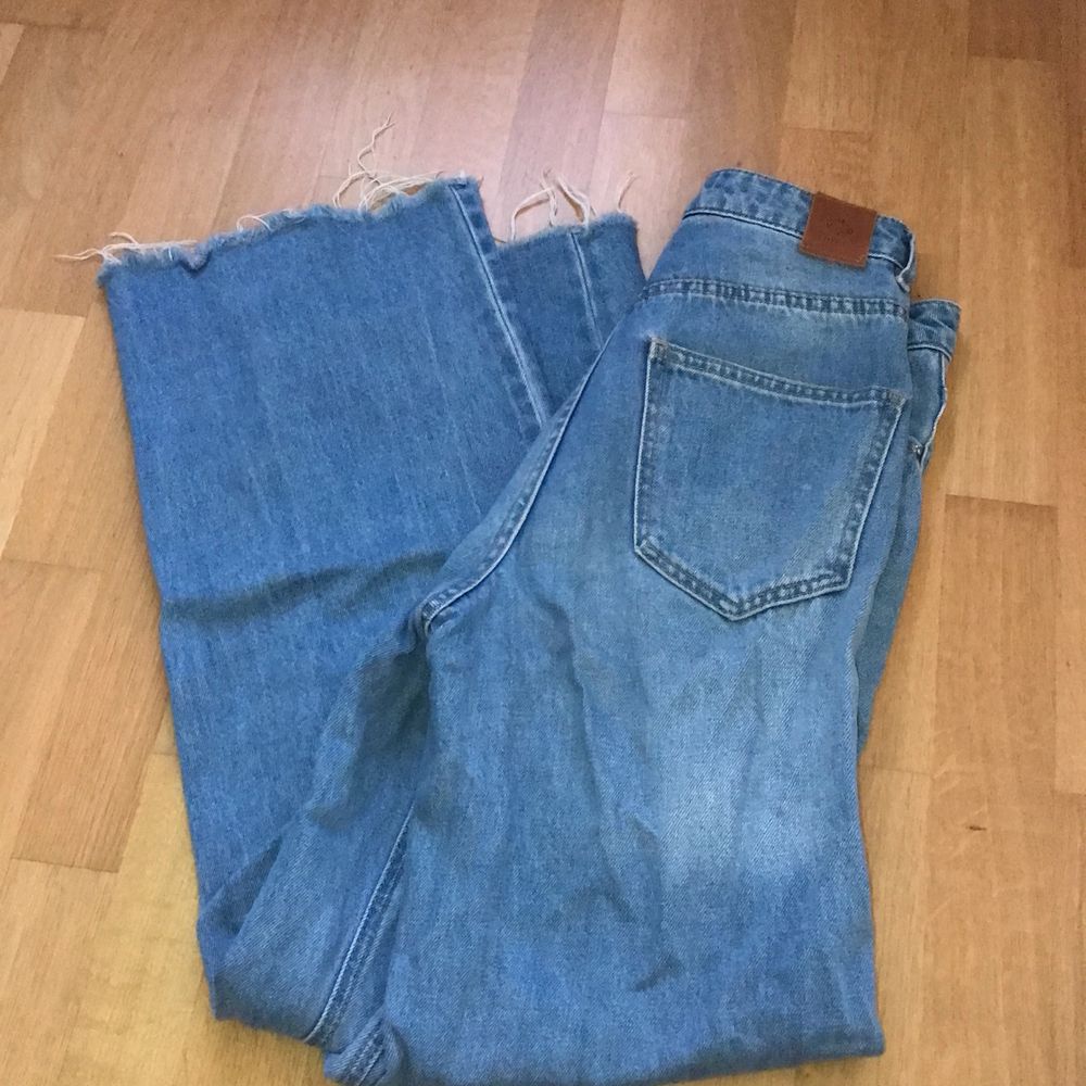 Sparsamt använda jeans från VERO MODA. Säljer pga att de är för korta då jag är 172. Väldigt moderna och i gott skick 😄. Jeans & Byxor.