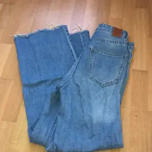 Sparsamt använda jeans från VERO MODA. Säljer pga att de är för korta då jag är 172. Väldigt moderna och i gott skick 😄