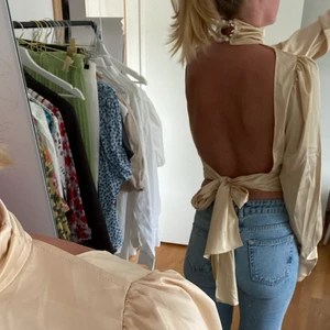 Open back - Never used. Iris Orderud inspired. Frakt er inte inkluderar i priset. 