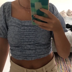 Ljusblå topp/blus  - Jättesöt topp från pull&bear som aldrig använts! (Lappen kvar) Storlek M men skulle säga att den passar S också