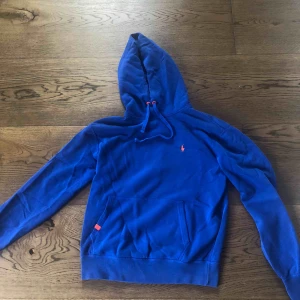  - Ralph lauren hoodie i kornblå storlek s i bra skick 