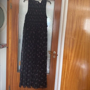 Blommig långklänning strl. 46 - Mörkblå blommig långklänning i strl. 46. Pris exkl. frakt, köparen står för frakten. 